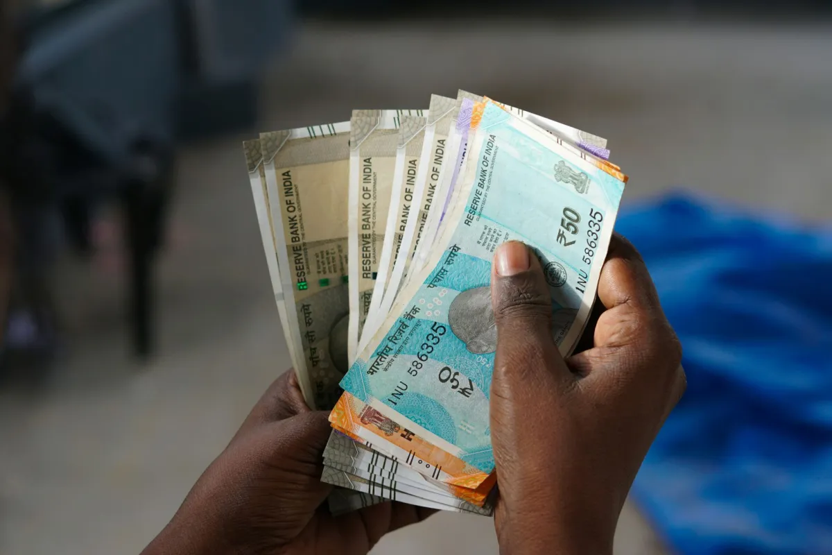 Indian refiners pivot away from the greenback to settle Russian oil trades
